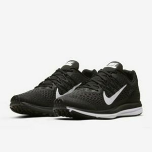 NIKE Zoom Winflo 5 Running Shoes Black White SZ 10